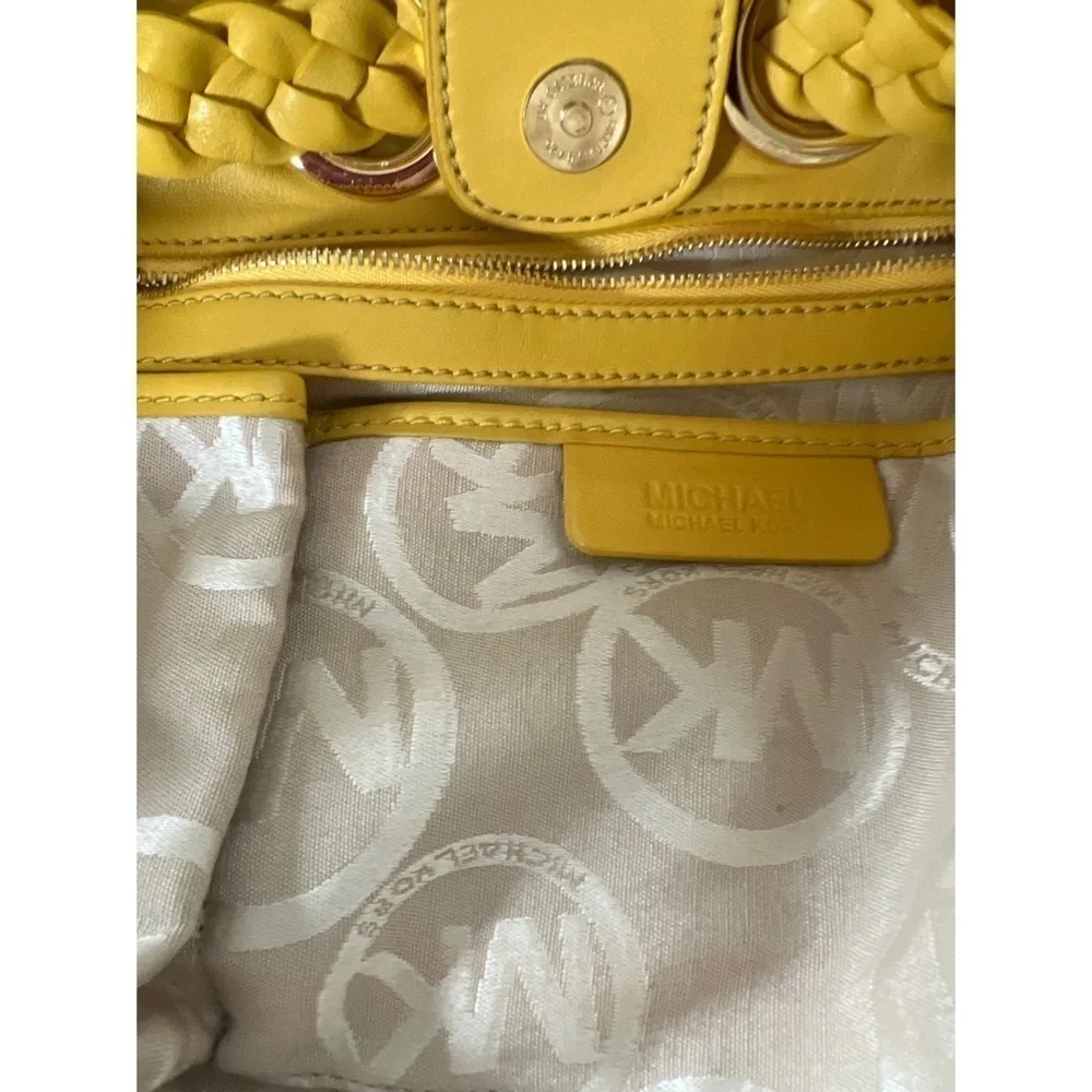 MICHAEL KORS SIGNATURE YELLOW HANDBAG